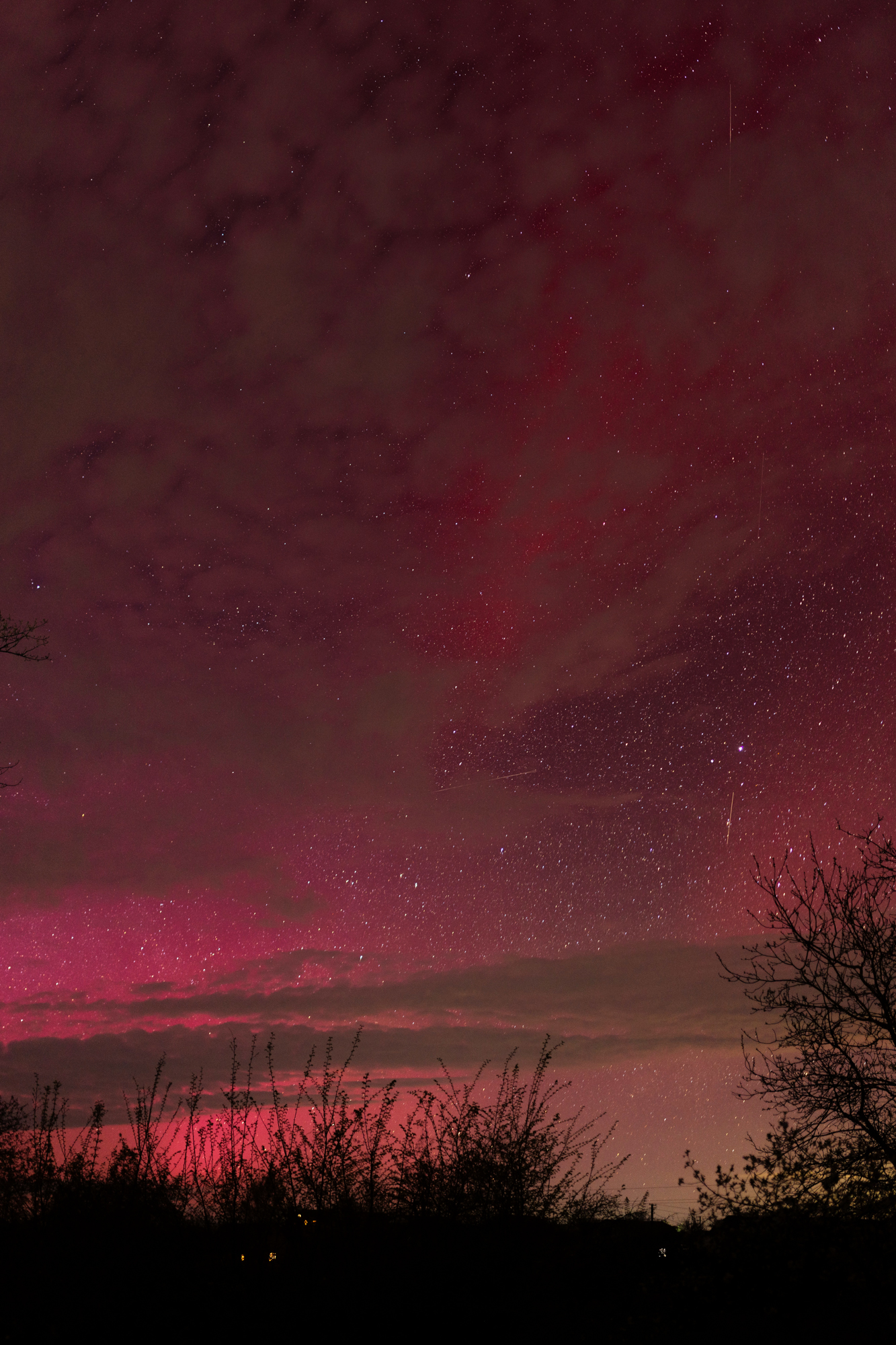 Украинцы наблюдали необычное полярное сияние: красочные фото странных аврор