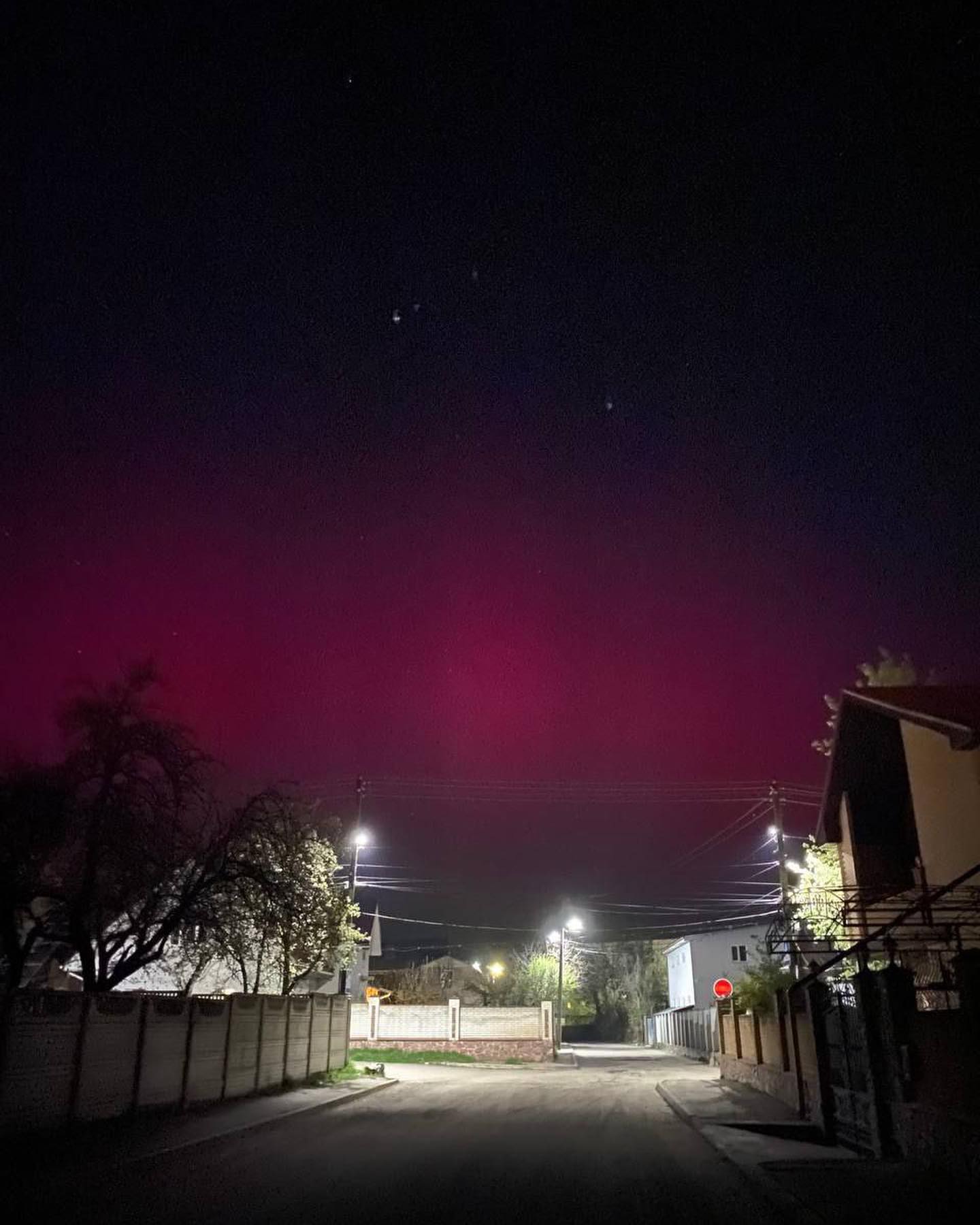 Украинцы наблюдали необычное полярное сияние: красочные фото странных аврор