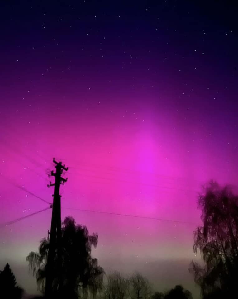 Украинцы наблюдали необычное полярное сияние: красочные фото странных аврор