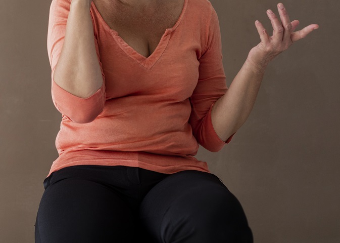 Безжально старять та перетворюють на "простачку": 5 речей, про які слід забути жінкам після 45