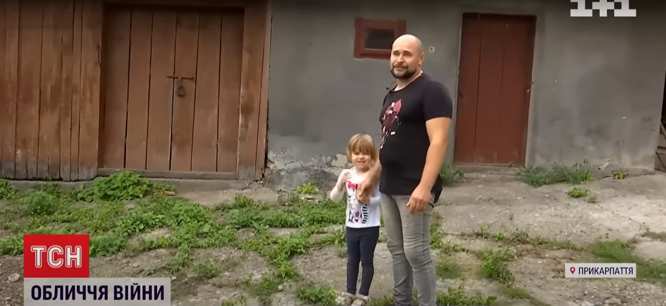 Украинцы приобрели дом для семьи дедушки с внучкой, которые убегали от войны: видео с ними увидел весь мир