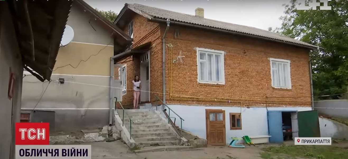 Украинцы приобрели дом для семьи дедушки с внучкой, которые убегали от войны: видео с ними увидел весь мир