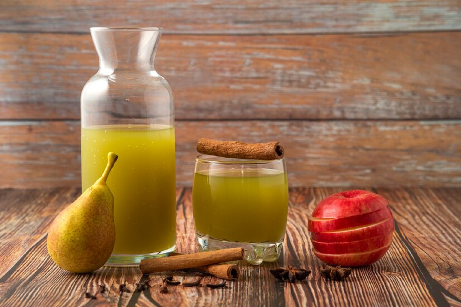 Від спотикачу до сидру. 5 смачних алкогольних напоїв, що можна зробити з вашого урожаю