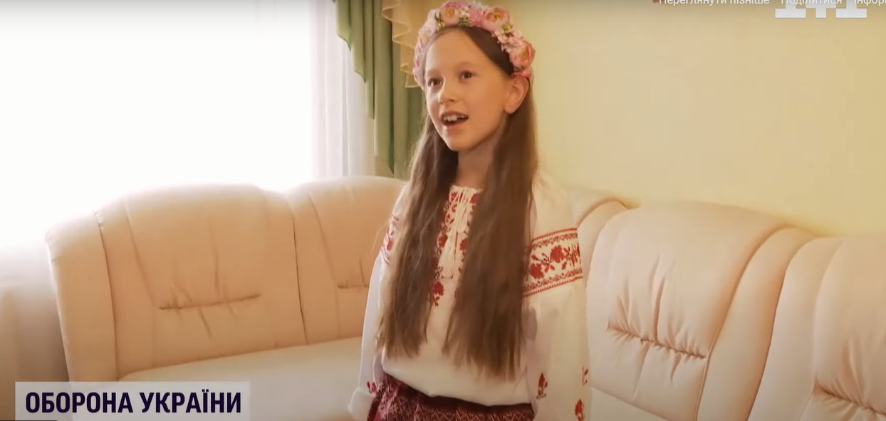 8-летняя украинка все лето поет под открытым небом и собирает средства для ВСУ: на что потратят деньги
