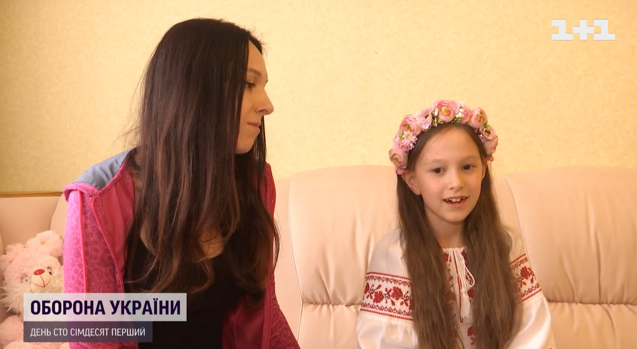 8-летняя украинка все лето поет под открытым небом и собирает средства для ВСУ: на что потратят деньги