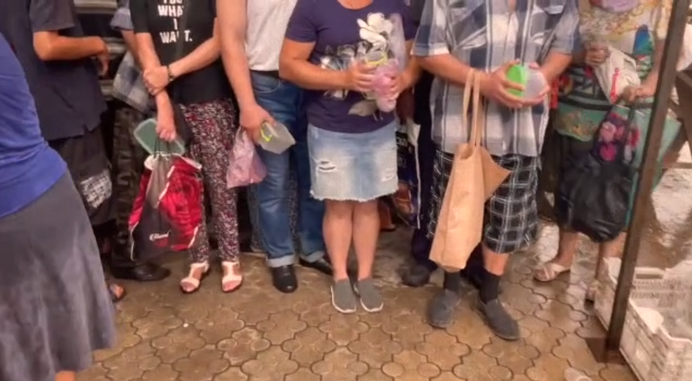 Воду набирают из импровизированных "колодцев": в Мариуполе люди стоят в огромных очередях за едой