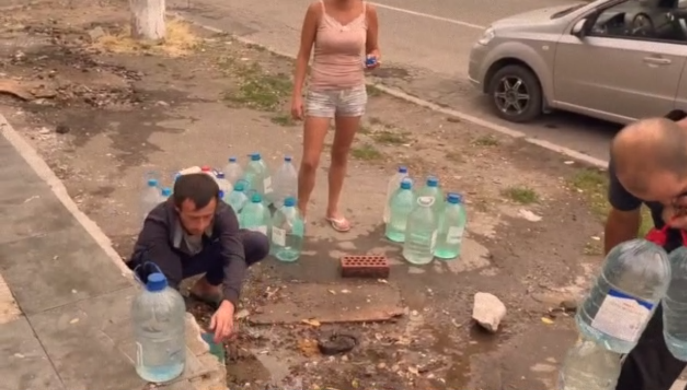 Воду набирают из импровизированных "колодцев": в Мариуполе люди стоят в огромных очередях за едой