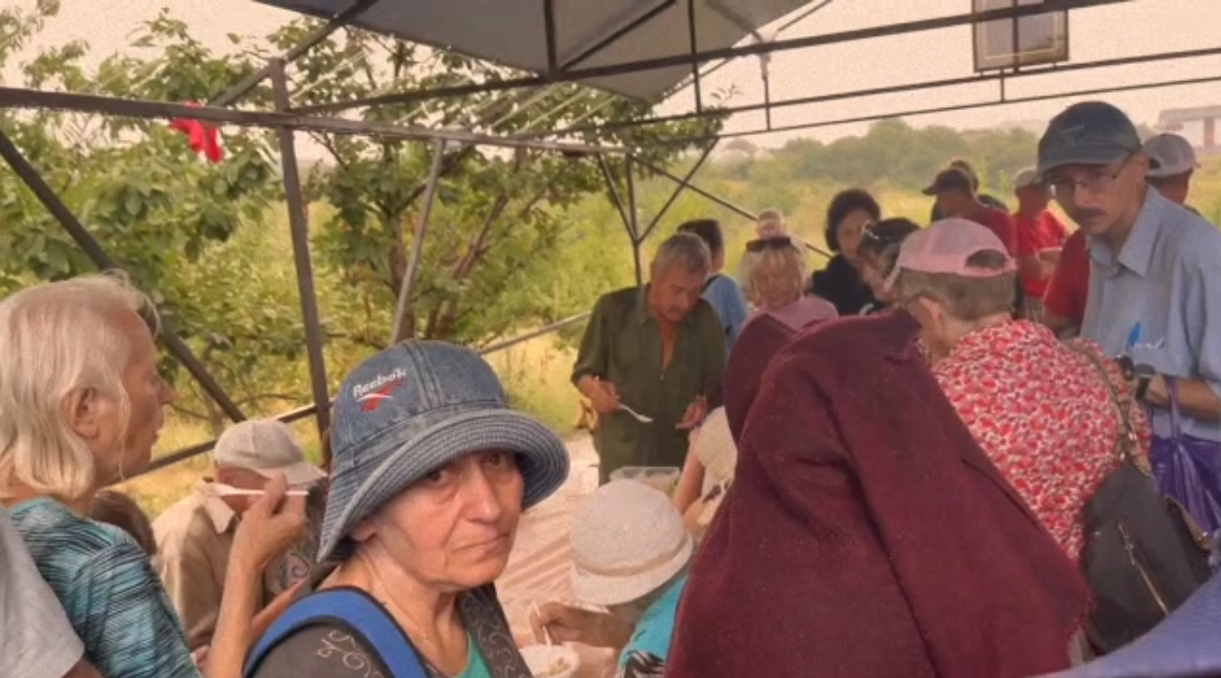 Воду набирают из импровизированных "колодцев": в Мариуполе люди стоят в огромных очередях за едой