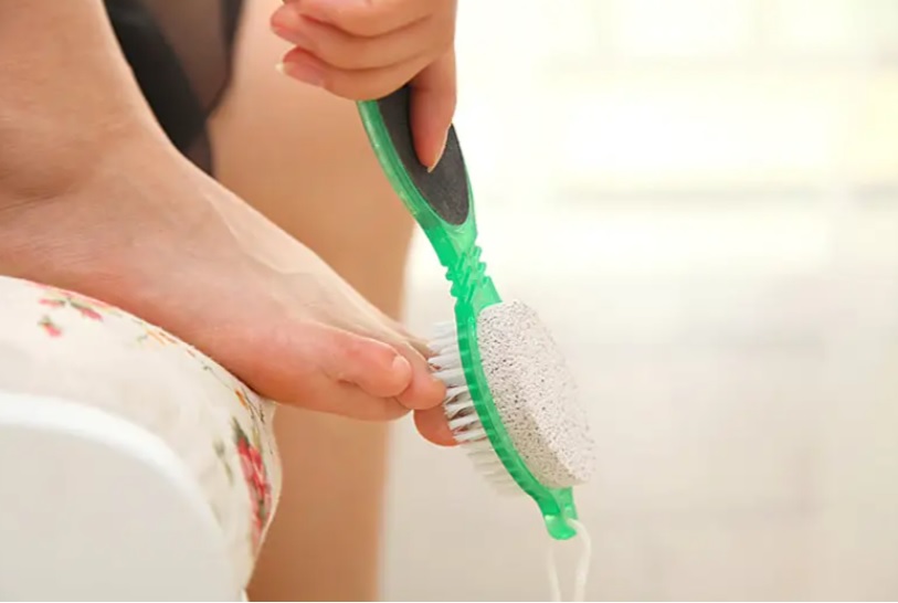 7 способів видалити огрубілу шкіру зі стоп без походу на педикюр