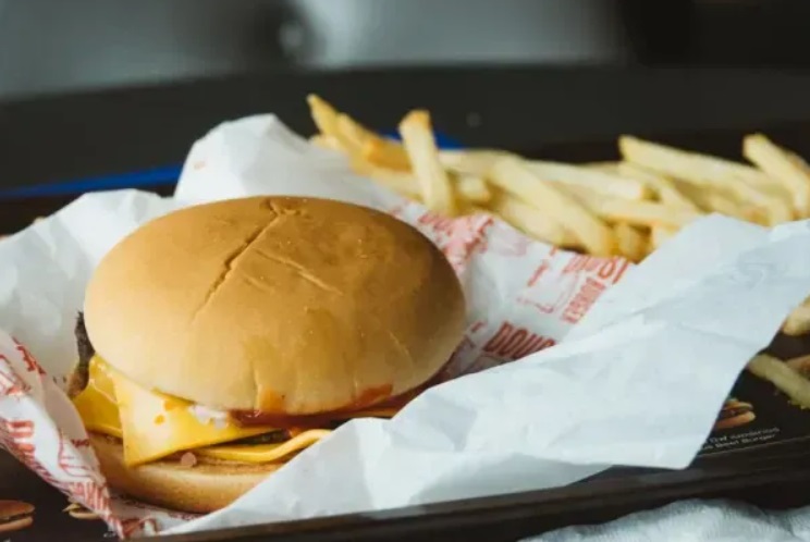 Как 78-летний Дональд Трамп держит себя в форме: что ест политик на завтрак, обед и ужин