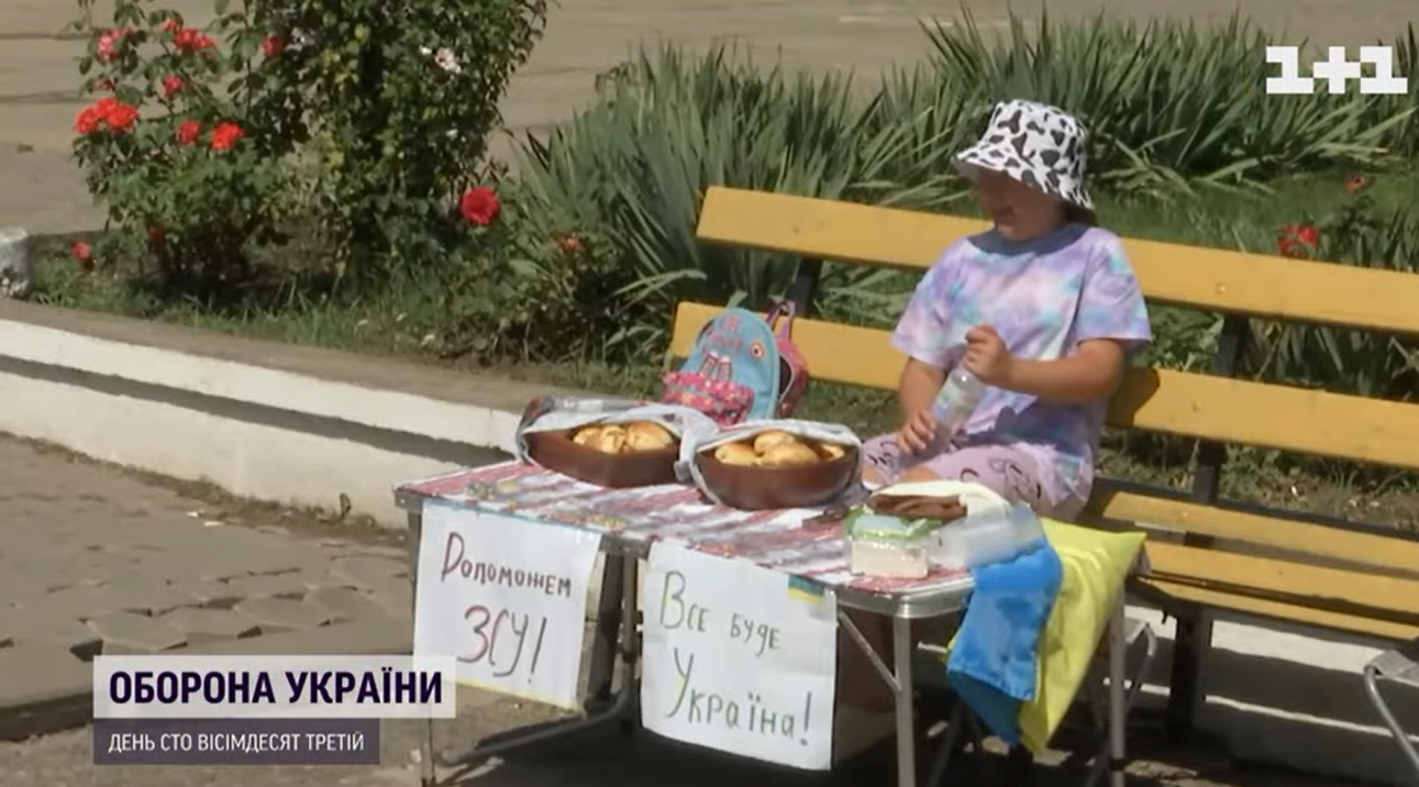 Хочет ускорить победу: 10-летняя украинка продает собственные сладости, чтобы собрать деньги для ВСУ