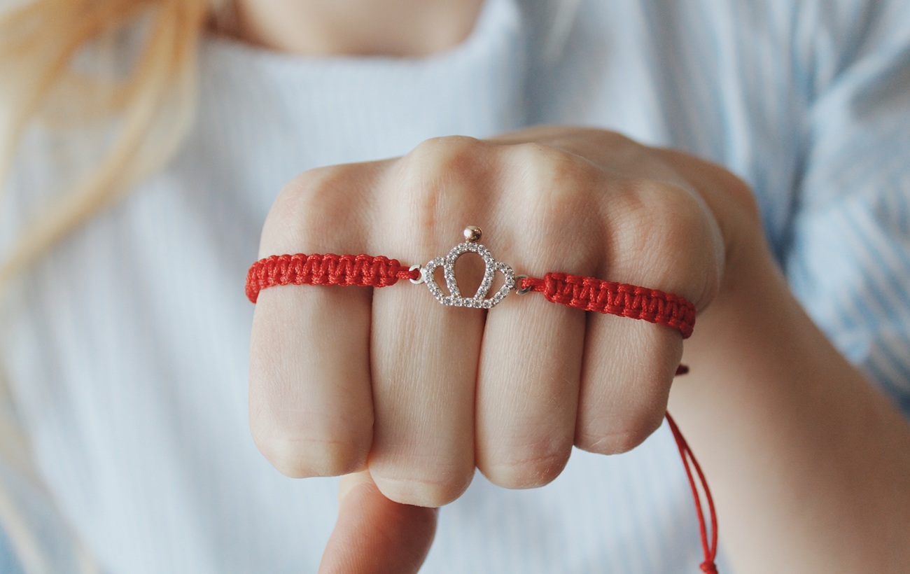 На лівій чи на правій? Як носити браслет, аби притягнути в життя щастя та багатство