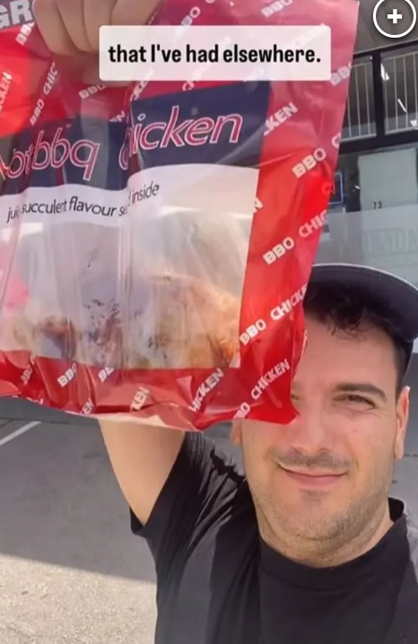 Хлопець з'їдає по цілій смаженій курці на день. Дивіться, що з ним сталося