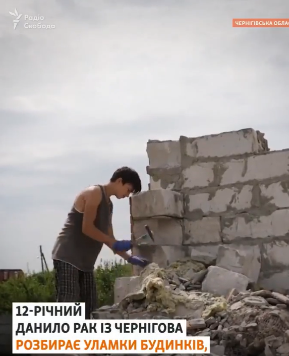 "Втратив дитинство": 12-річний хлопчик розбирає завали свого будинку, який знищили війська РФ