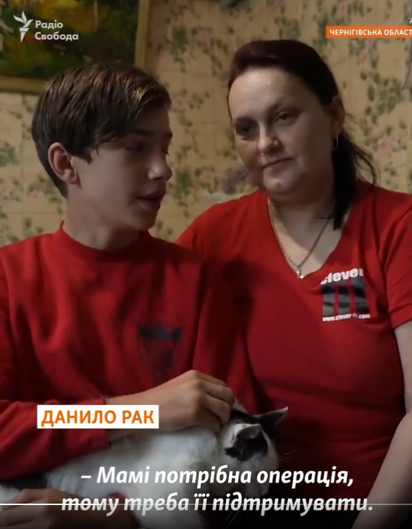 "Втратив дитинство": 12-річний хлопчик розбирає завали свого будинку, який знищили війська РФ