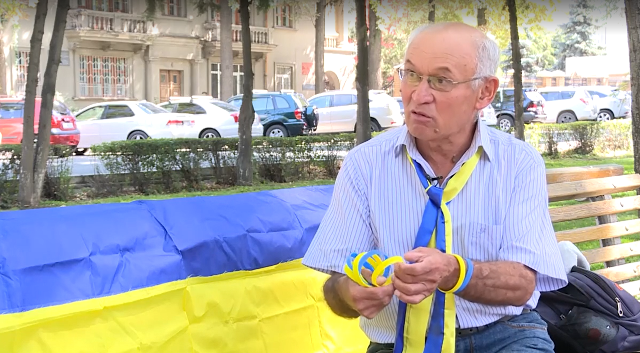 В Кыргызстане пенсионер продает браслеты в цветах флага Украины, чтобы помочь ВСУ (видео)