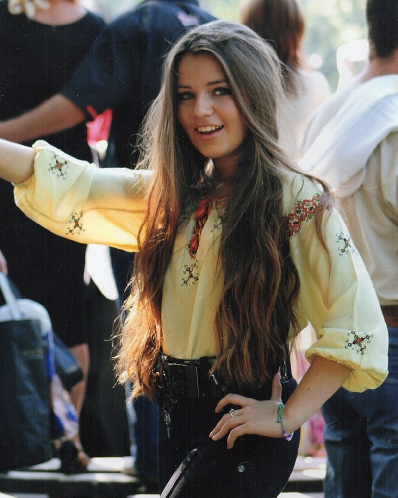 Могилевська, Цибульська та інші: зірки вразили модними образами до Дня вишиванки (фото)