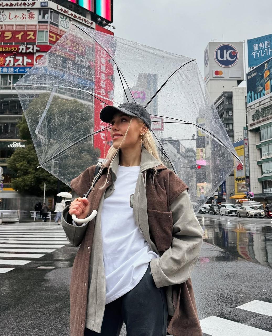 З чим носити кепки: модні образи від Даші Квіткової, які захочеться відтворити (фото)