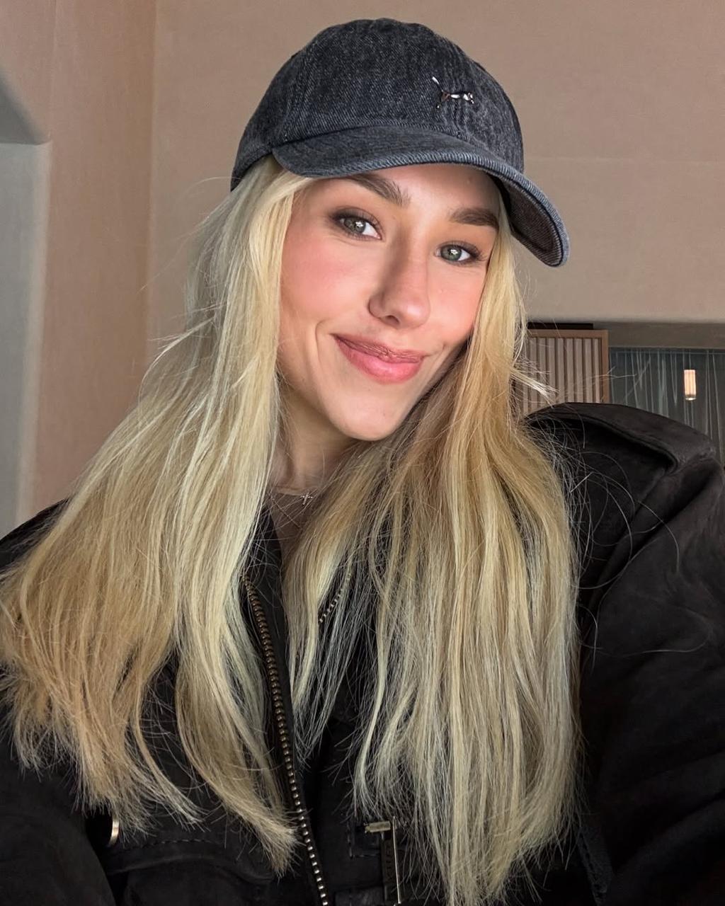 С чем носить кепки: модные образы от Даши Квитковой, которые захочется воплотить (фото)