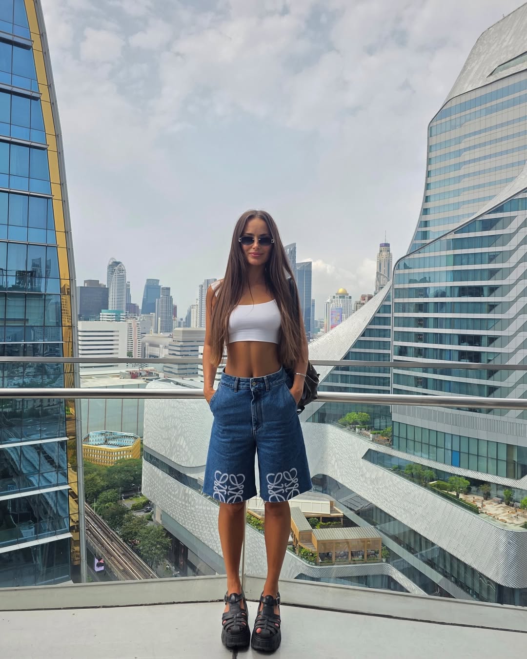 Як носити білий одяг влітку: модні ідеї від Мішиної, Дорофєєвої та інших зірок (фото)