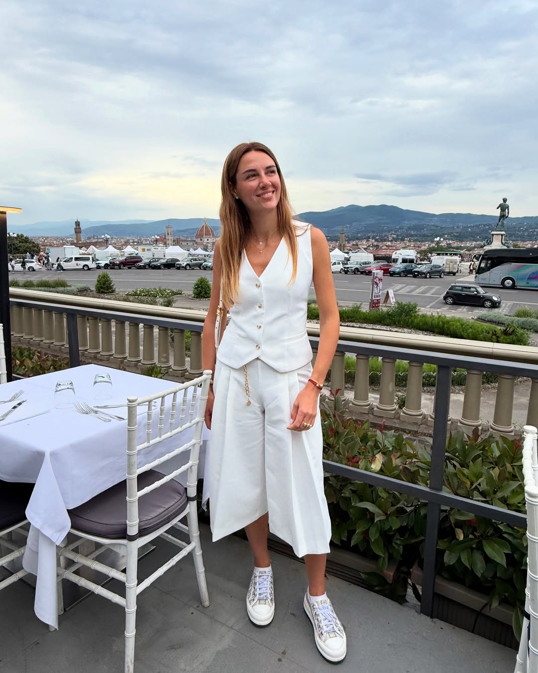 Як носити білий одяг влітку: модні ідеї від Мішиної, Дорофєєвої та інших зірок (фото)