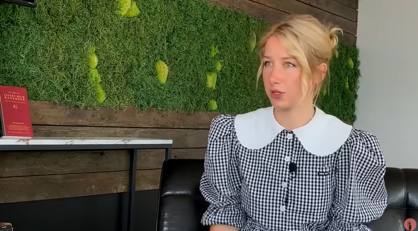 "Я боялась возвращаться домой: дочь Егоровой со слезами на глазах рассказала, как мама била ее в детстве