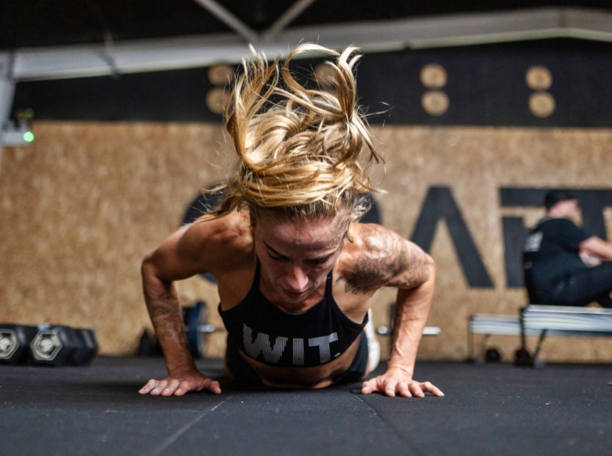 Супермама трьох дітей встановила світовий рекорд, виконавши 8501 берпі за добу