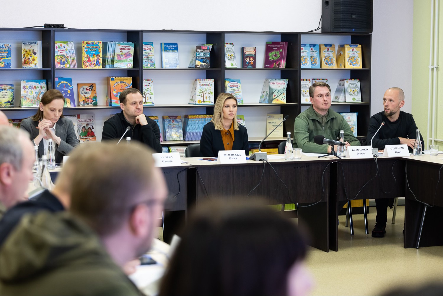 Олена Зеленська вразила модним осіннім образом: пальто-кімоно та яскрава сорочка