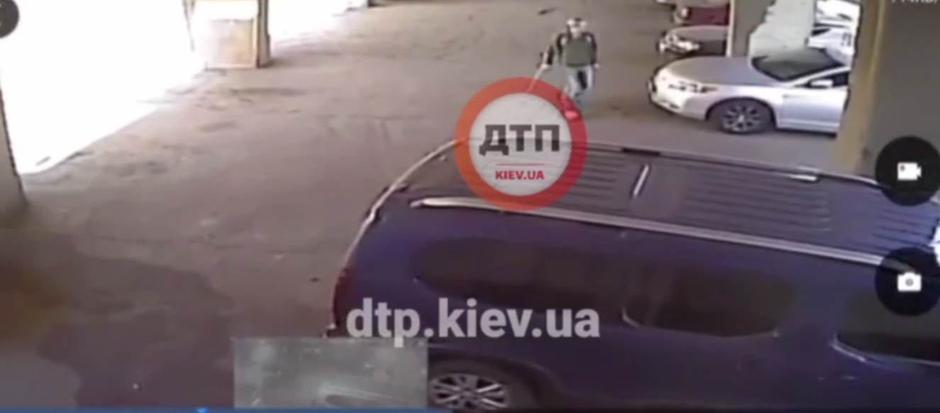 У Києві виявили незвичайного крадія бічних дзеркал з авто: відео зі злочинцем