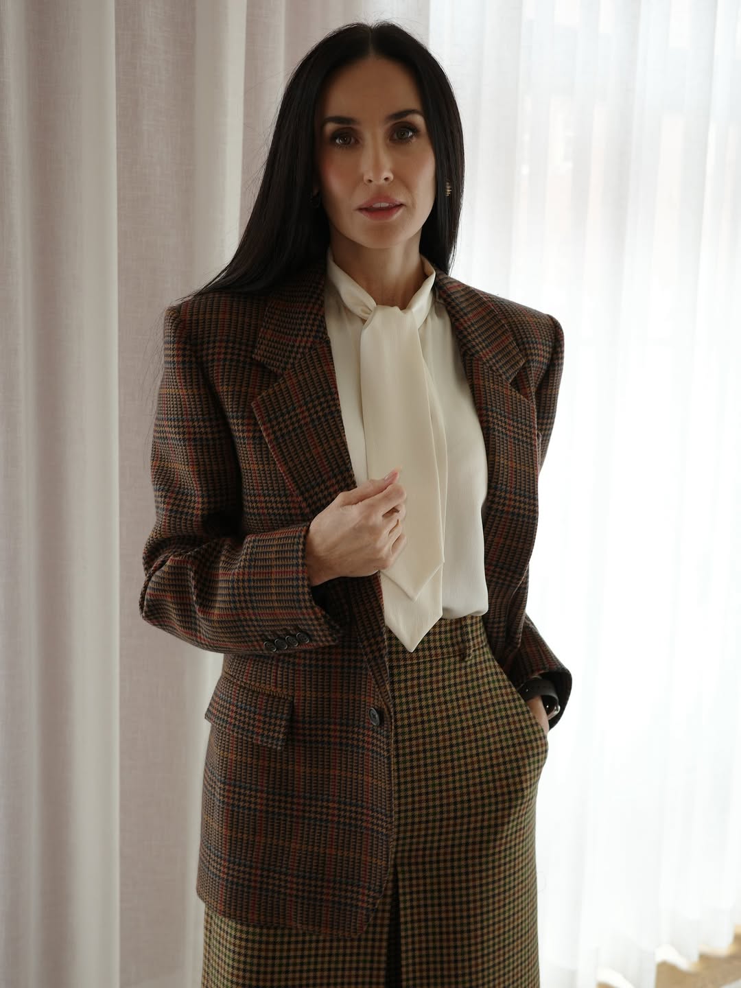 Як носити одяг в клітинку восени: модний приклад від Демі Мур (фото)