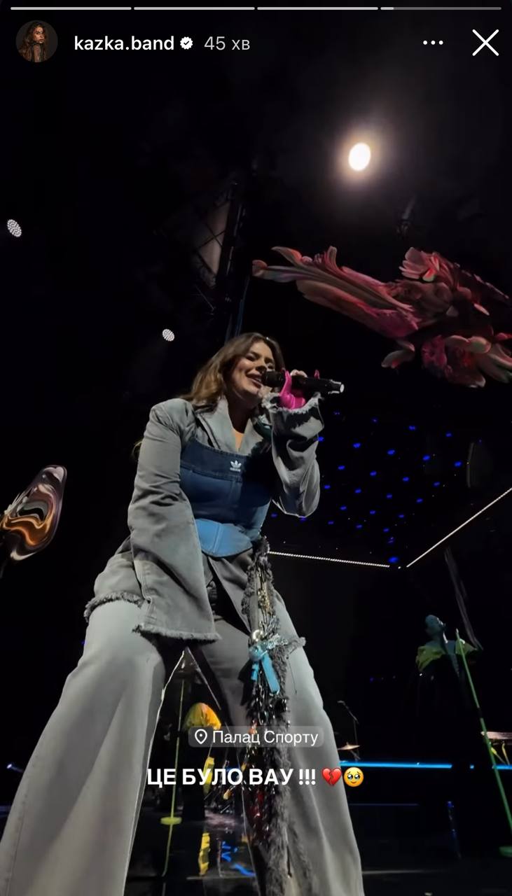 Как носить деним осенью: модные сочетания солистки KAZKA, которые захочется повторить (фото)