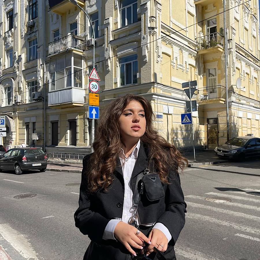 Луки з секонд-хенду: Ніколас Карма розсекретив вартість образу телеведучої Анни Тульєвої