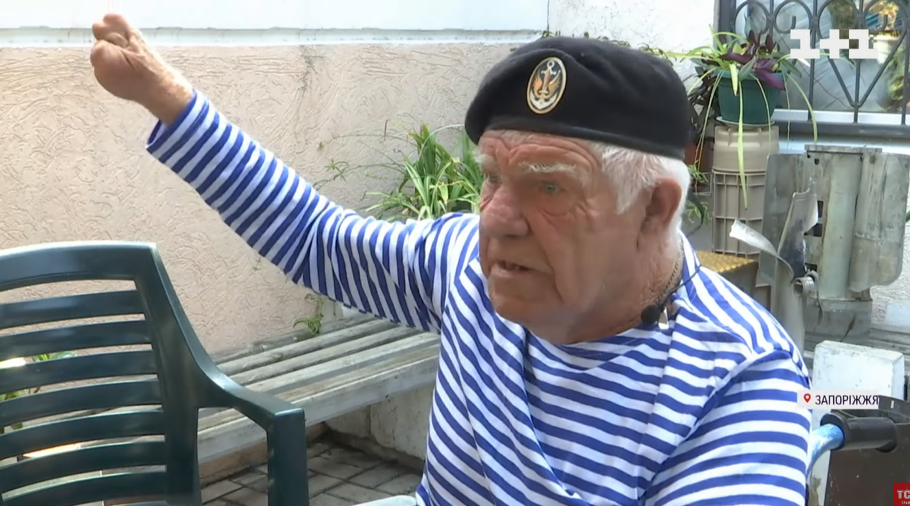 У Херсоні дідусь на очах в окупантів вмикав українські пісні та назбирав для ЗСУ півмільйона