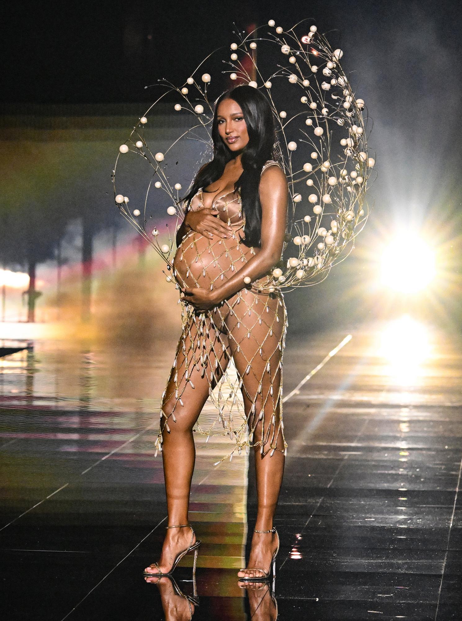 Найефектніші виходи на Victoria’s Secret Show 2025: вагітна Жасмін Тукс і легендарні "ангели" (фото)