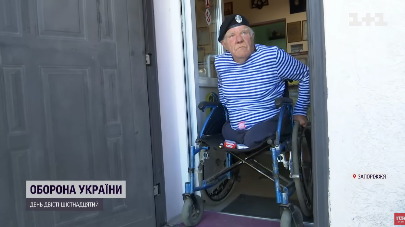 У Херсоні дідусь на очах в окупантів вмикав українські пісні та назбирав для ЗСУ півмільйона