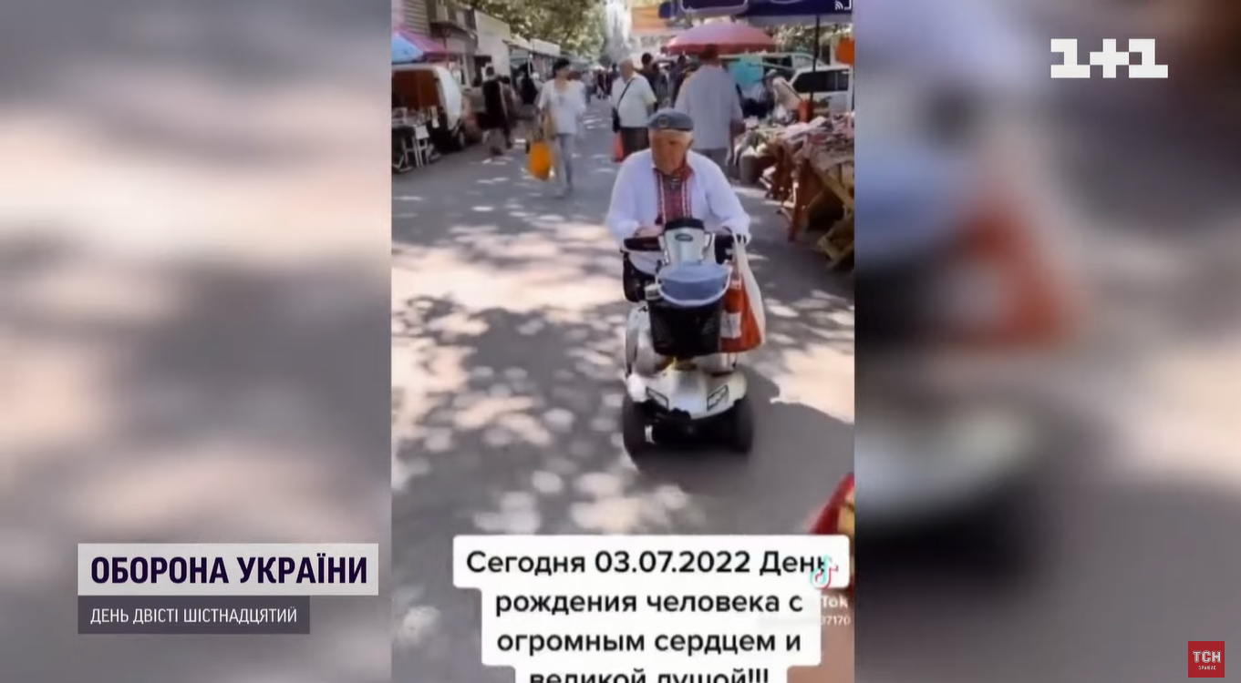 У Херсоні дідусь на очах в окупантів вмикав українські пісні та назбирав для ЗСУ півмільйона