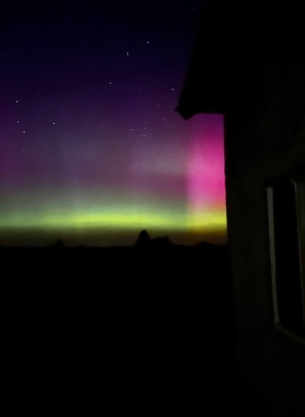 Украинцы наблюдали необычное полярное сияние: красочные фото странных аврор