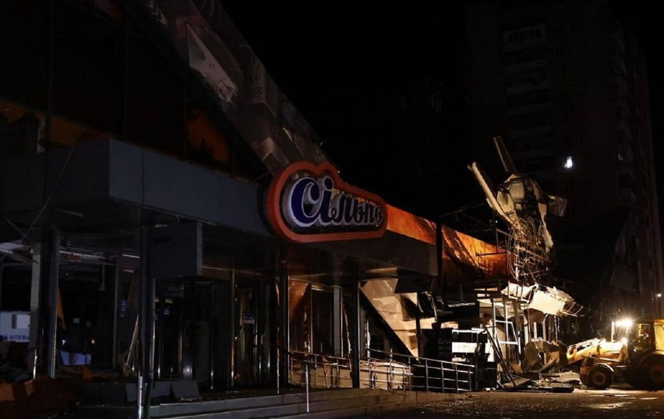 Разрушено "Сильпо", десятки пострадавших и эвакуированных: фото Харькова после атаки РФ