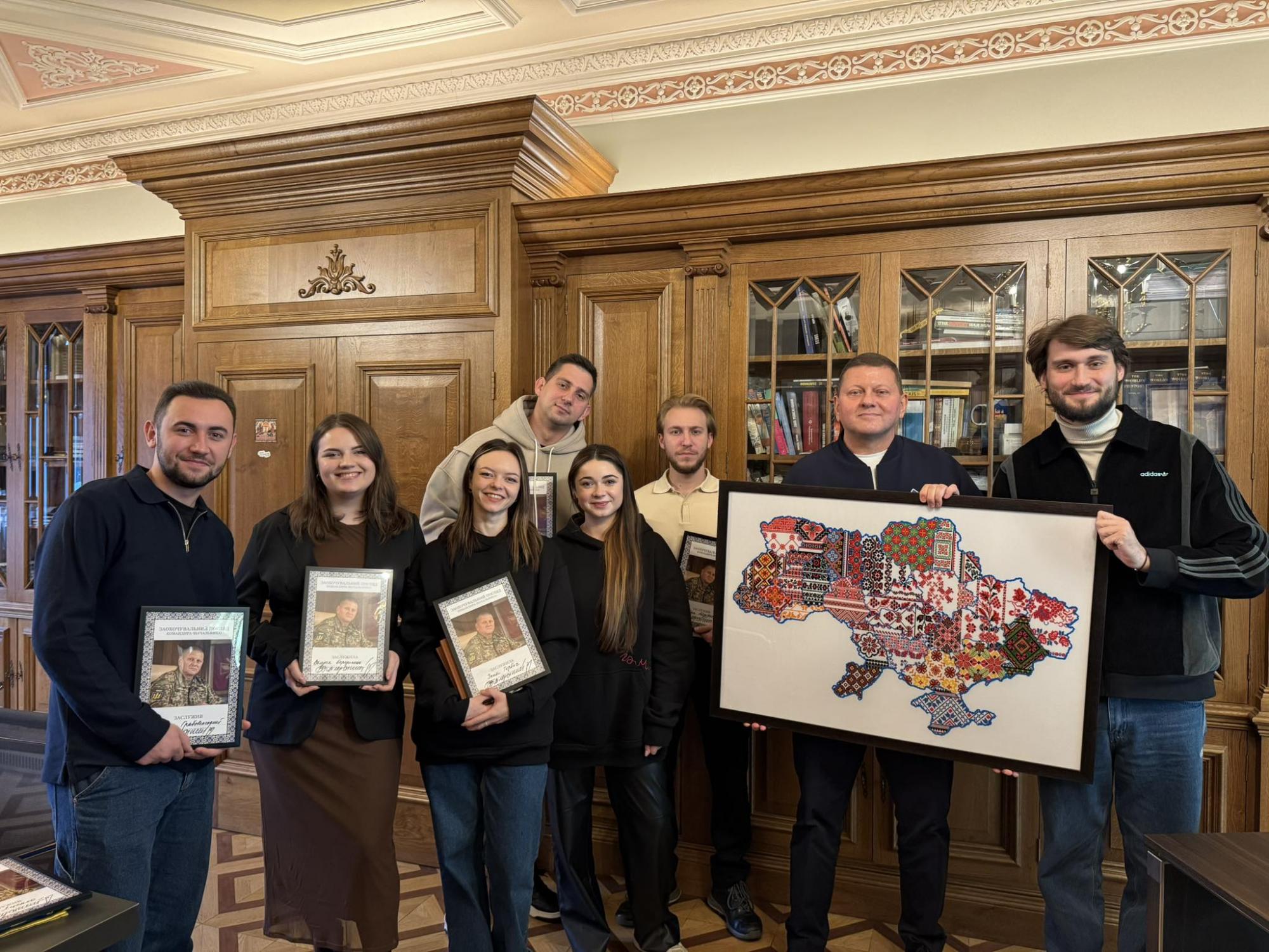 Хор "Гомін" навідав Залужного в Лондоні: що подарували послу (фото)