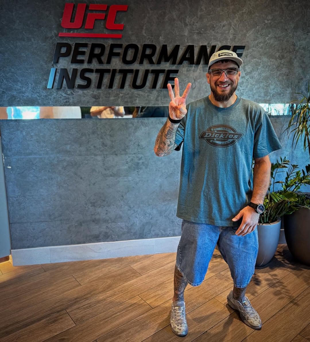 Амосов переміг Магні у видовищному бою: відео дебюту українця в UFC