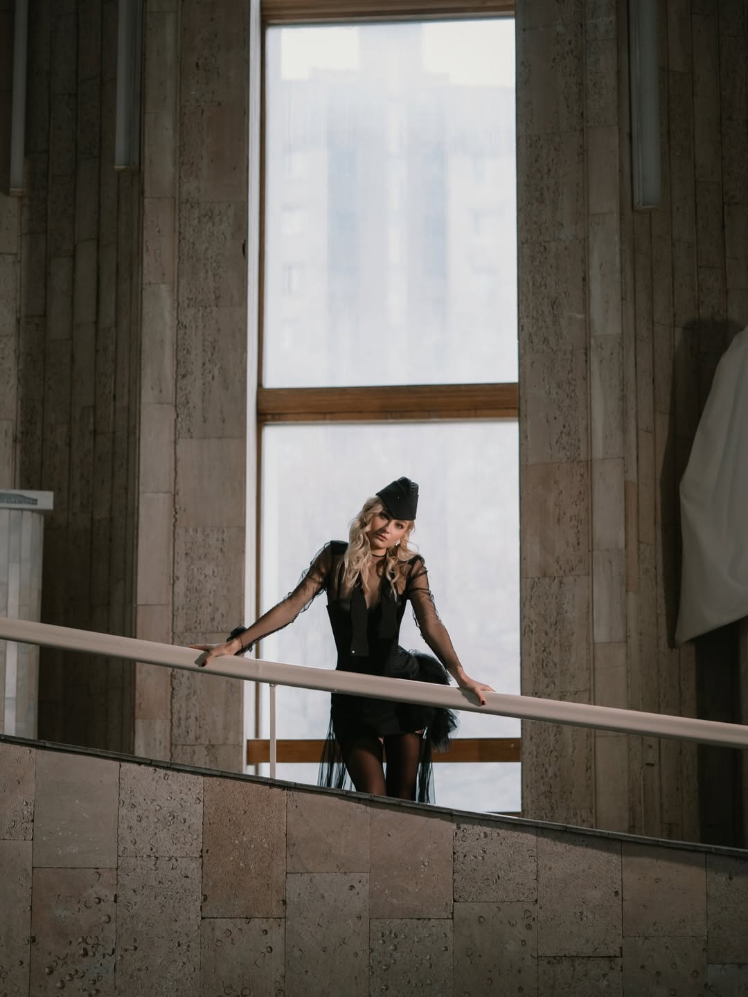 Корсет, вуаль і мілітарі: Цимбалару вразила новим total black образом