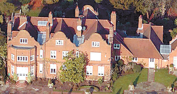 Украинские беженцы смогут жить в доме Оззи Осборна: вот как выглядит этот особняк за 6 млн евро