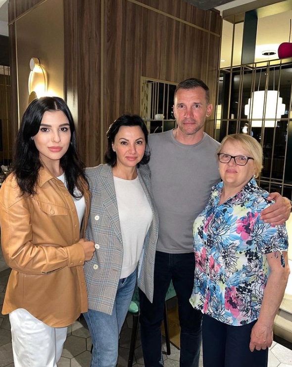 Маму и сестру Андрея Шевченко не впустили в Британию: что произошло