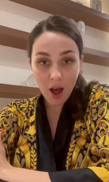 "Забудь, що ти українка": MARUV, яка мовчить про війну, вперше показалася фанатам