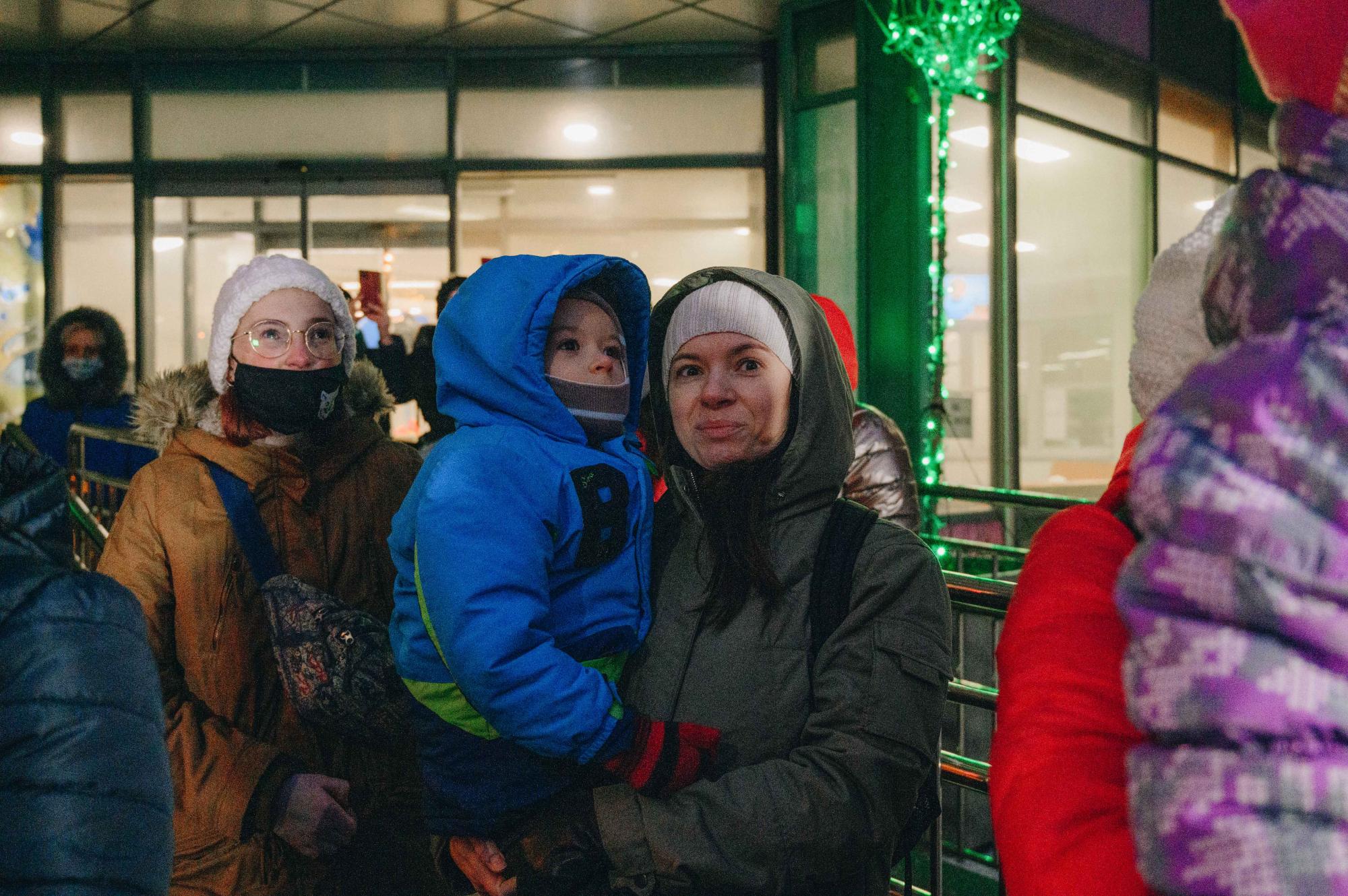 В небе над Киевом пролетели новогодние санки: реакция детей и взрослых на сказку (фото)