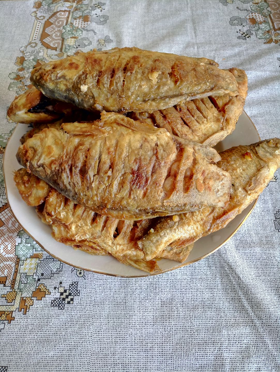 Жареный карась без косточек: простой способ приготовления на видео