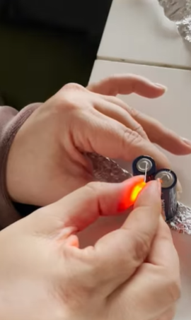 Наталя Могилевська показала, як зробити лампочку, яка працюватиме рік