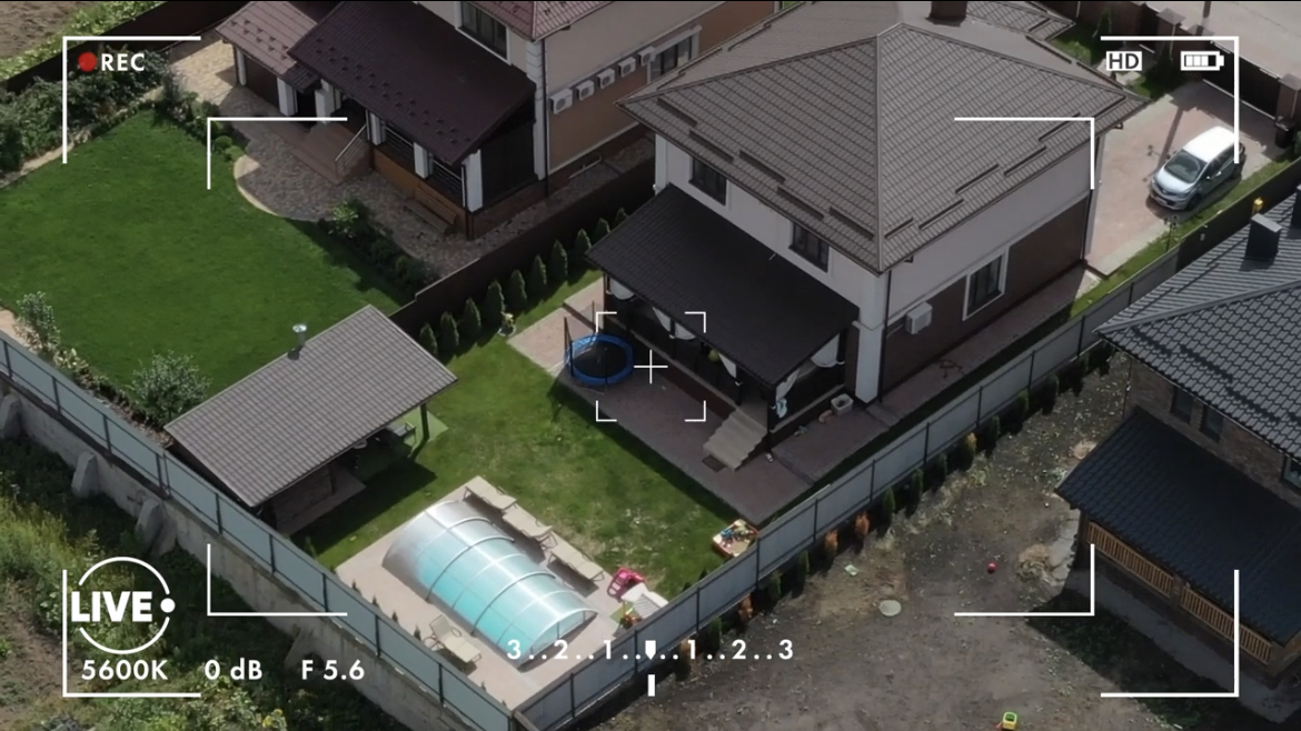 Как выглядит дом Анастасии Приходько под Киевом: крытый бассейн и беседка для барбекю