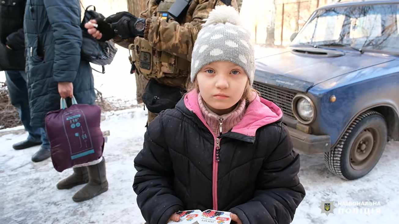 "Тепер все буде добре": з Бахмута врятували дівчинку, яка пів року ховалася у підвалі