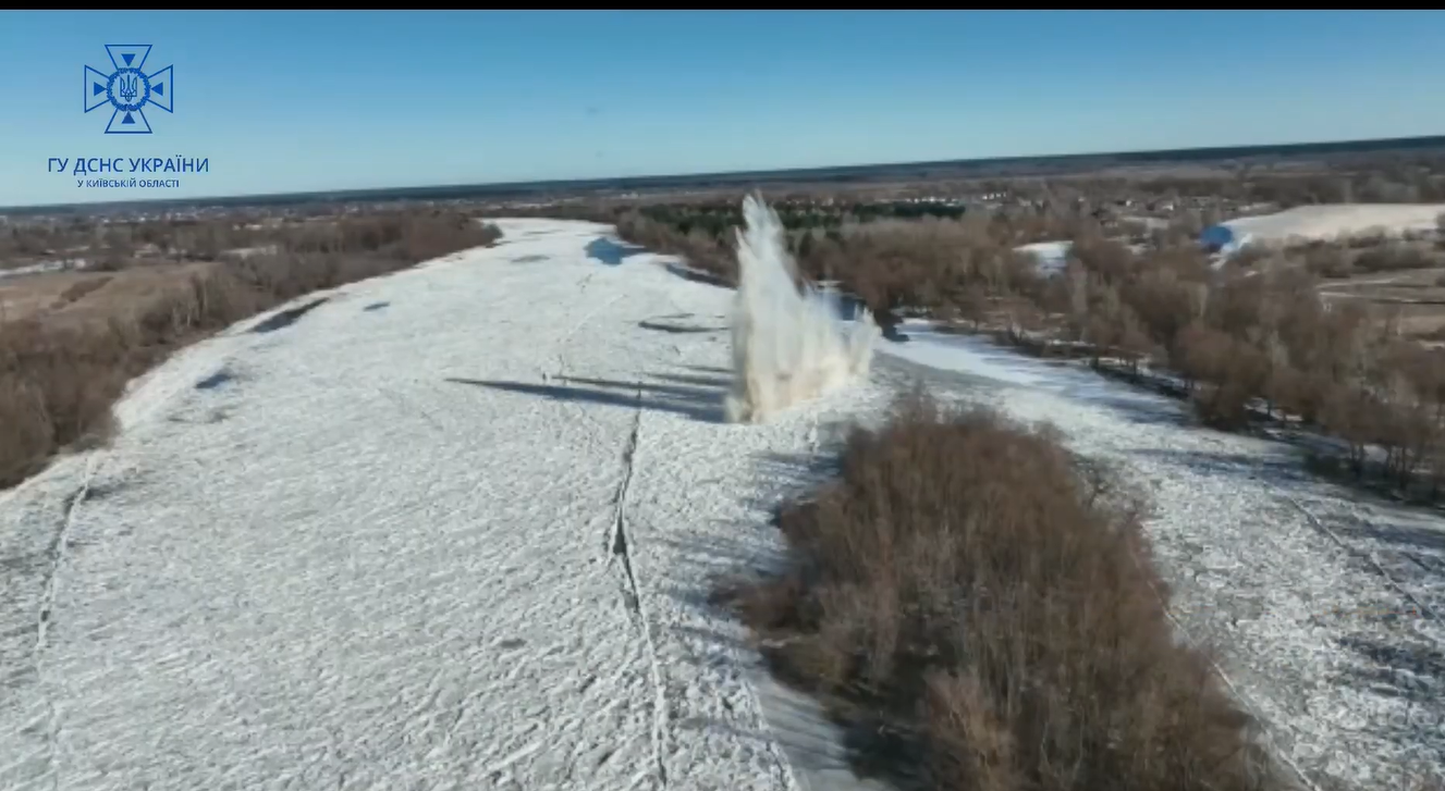 Українські рятувальники показали, як борються із "крижаними заторами": вражаюче відео